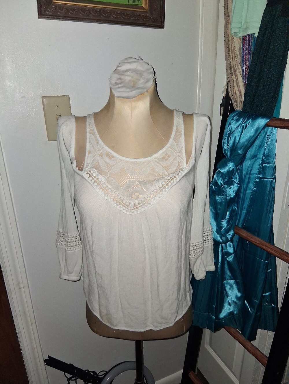 Women’s Cream Lace-Trim Cold-Shoulder Top